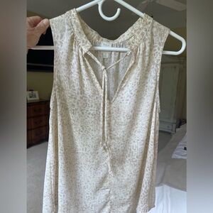 roan + ryan breezy, sleeveless top in light tan and cream print.